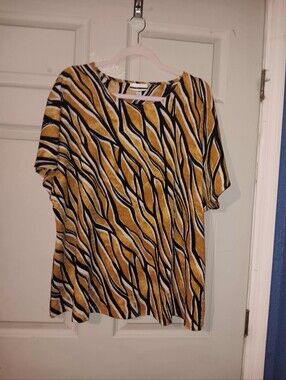 Jules And Leopald Plus Size Short Sleeve Print Top in Gold And Black Wmns Sz 2X
